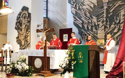 Niejednokrotnie Eucharystii przewodniczy biskup łowicki Wojciech Osial. 