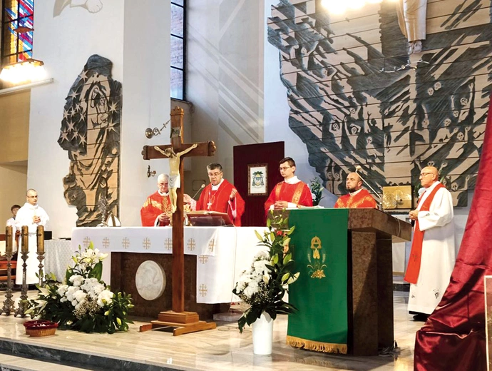 Niejednokrotnie Eucharystii przewodniczy biskup łowicki Wojciech Osial. 