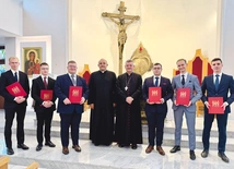 Nowi alumni z bp. Romanem Pindlem i ks. wicerektorem Jackiem Moskalem. 