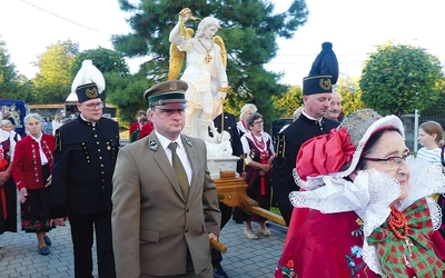 Reprezentanci parafii wnieśli kopię rzeźby do kościoła.