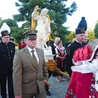 Reprezentanci parafii wnieśli kopię rzeźby do kościoła.