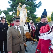 Reprezentanci parafii wnieśli kopię rzeźby do kościoła.