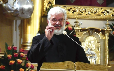 Ks. Robert Skrzypczak w hałcnowskiej bazylice.