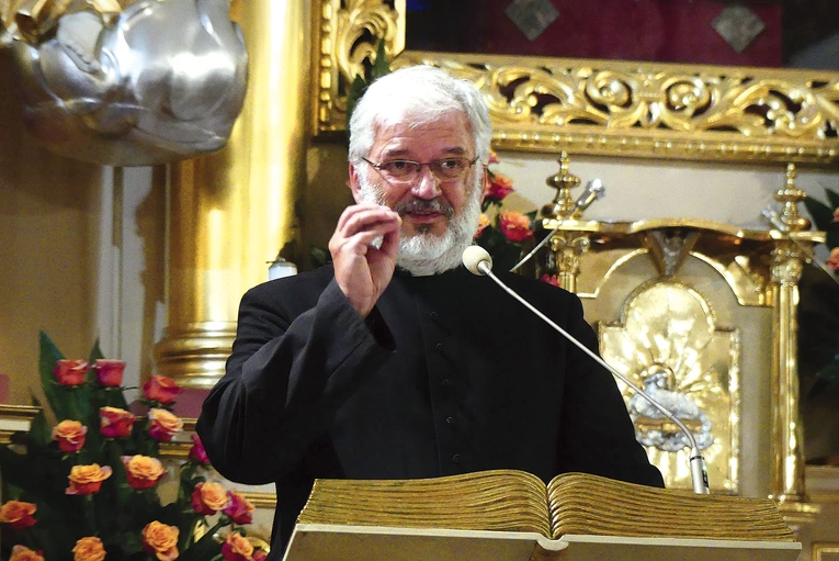 Ks. Robert Skrzypczak w hałcnowskiej bazylice.