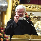 Ks. Robert Skrzypczak w hałcnowskiej bazylice.