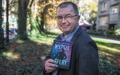 Mariusz Staniszewski  dziennikarz, pisarz. Pracował  m.in. w „Rzeczpospolitej”, „Wprost”,  „Do Rzeczy”, był członkiem zarządu  Polskiegwo Radia. Autor powieści sensacyjnych  „Kartel” i „Wyższe sfery” (Zysk i S-Ka) oraz publicystycznej książki  „Polska wojna kulturowa”. 