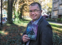 Mariusz Staniszewski  dziennikarz, pisarz. Pracował  m.in. w „Rzeczpospolitej”, „Wprost”,  „Do Rzeczy”, był członkiem zarządu  Polskiegwo Radia. Autor powieści sensacyjnych  „Kartel” i „Wyższe sfery” (Zysk i S-Ka) oraz publicystycznej książki  „Polska wojna kulturowa”. 