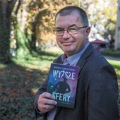 Mariusz Staniszewski  dziennikarz, pisarz. Pracował  m.in. w „Rzeczpospolitej”, „Wprost”,  „Do Rzeczy”, był członkiem zarządu  Polskiegwo Radia. Autor powieści sensacyjnych  „Kartel” i „Wyższe sfery” (Zysk i S-Ka) oraz publicystycznej książki  „Polska wojna kulturowa”. 