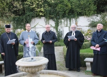  Biskup płocki podkreślił, że spotkanie odbywa się w „dwóch katedrach”: w najstarszej świątyni diecezji wyrażającej duchowe piękno, oraz w ogrodzie, który przypomina „katedrę piękna natury”. 