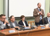 W panelu podsumowującym udział wzięli (od lewej): Tomasz Wicherkiewicz (UAM w Poznaniu), Ryszard Galla (Doradca Marszałka Sejmu RP ds. Mniejszości Narodowych i Etnicznych), Zuzanna Donath-Kasiura (Wicemarszałek WO), Marek Mazurkiewicz (UO), a poprowadził go Lucjan Dzumla (DWPN). 