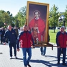 Procesja z obrazem i relikwiami bł. ks. Jerzego Popiełuszki.