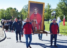 Procesja z obrazem i relikwiami bł. ks. Jerzego Popiełuszki.