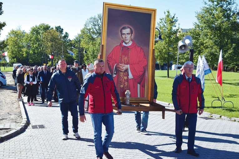 Procesja z obrazem i relikwiami bł. ks. Jerzego Popiełuszki.