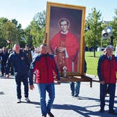 Procesja z obrazem i relikwiami bł. ks. Jerzego Popiełuszki.