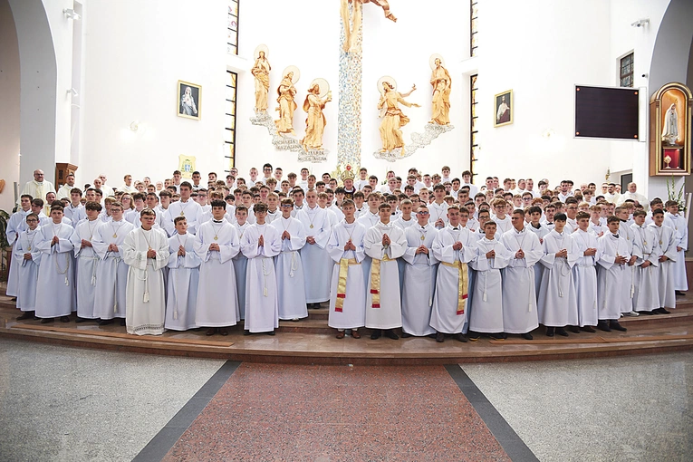 Chłopcy będą współodpowiedzialni za pięknie przygotowaną liturgię w parafiach. 