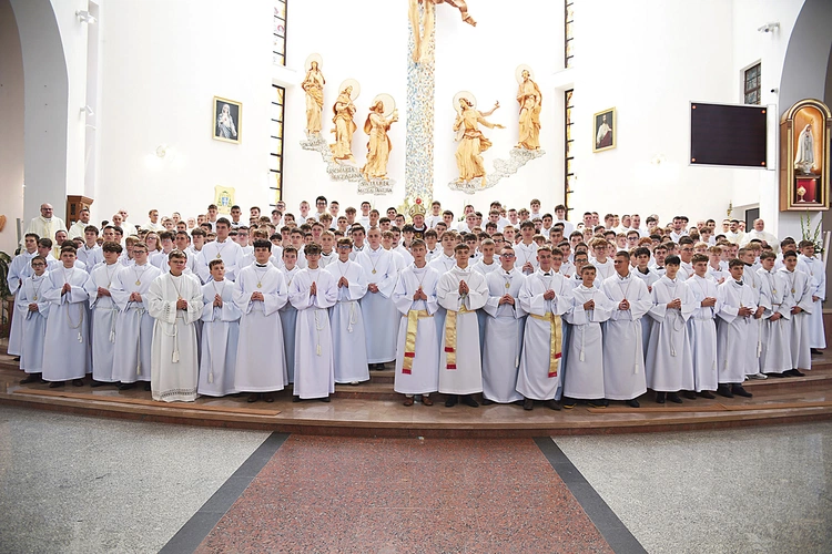 Chłopcy będą współodpowiedzialni za pięknie przygotowaną liturgię w parafiach. 