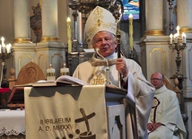 Mszy św. przewodniczył bp H. Tomasik. Z tyłu siedzi ks. J. Wieczorek.