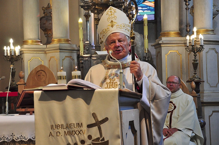 Mszy św. przewodniczył bp H. Tomasik. Z tyłu siedzi ks. J. Wieczorek.