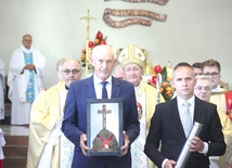Kamień węgielny pochodzi z Ziemi Świętej i fundamentów starej świątyni.  