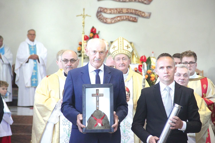 Kamień węgielny pochodzi z Ziemi Świętej i fundamentów starej świątyni.  