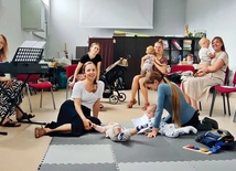 Każda rodzicielka może dołączyć – w dowolnym momencie. Nie ma zapisów ani formalności.