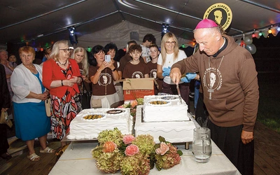  Tort jubileuszowy pokroił bp Marek Solarczyk.