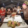  Tort jubileuszowy pokroił bp Marek Solarczyk.