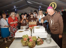  Tort jubileuszowy pokroił bp Marek Solarczyk.
