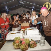  Tort jubileuszowy pokroił bp Marek Solarczyk.