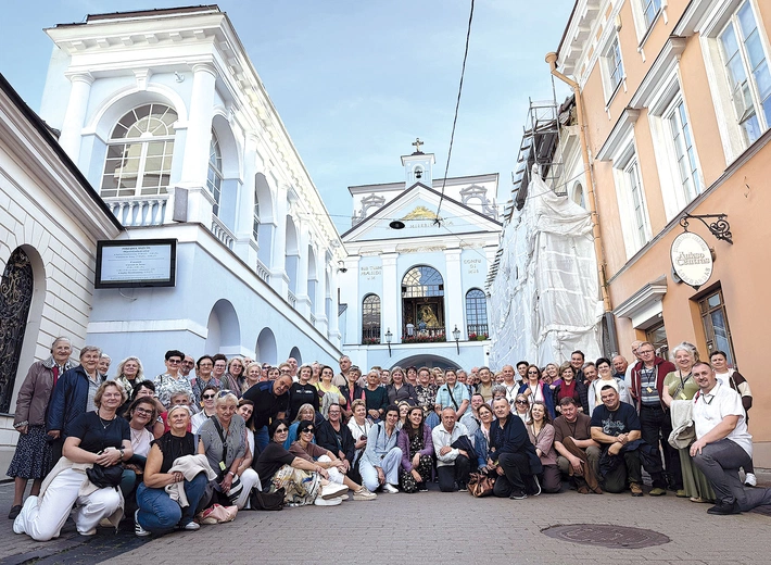 Pielgrzymi przed wileńską Ostrą Bramą.