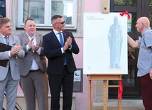 Tablicę informującą o rzeźbie odsłonili (od prawej): prof. Krzysztof Nitsch, wicemarszałek województwa mazowieckiego Rafał Rajkowski, wiceprezydent Radomia Łukasz Molenda i dyrektor Muzeum im. Jacka Malczewskiego Leszek Ruszczyk.
