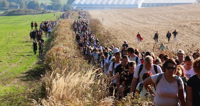 Tłumy przejdą pieszo z Wrocławia do Trzebnicy. Ta pielgrzymka to fenomen