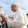 Papież często bierze na ręce dzieci i im błogosławi