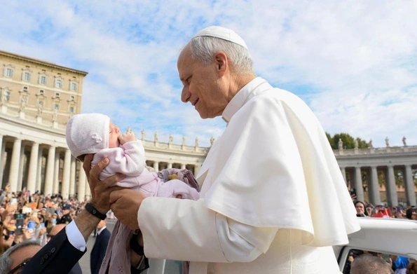 Papież często bierze na ręce dzieci i im błogosławi