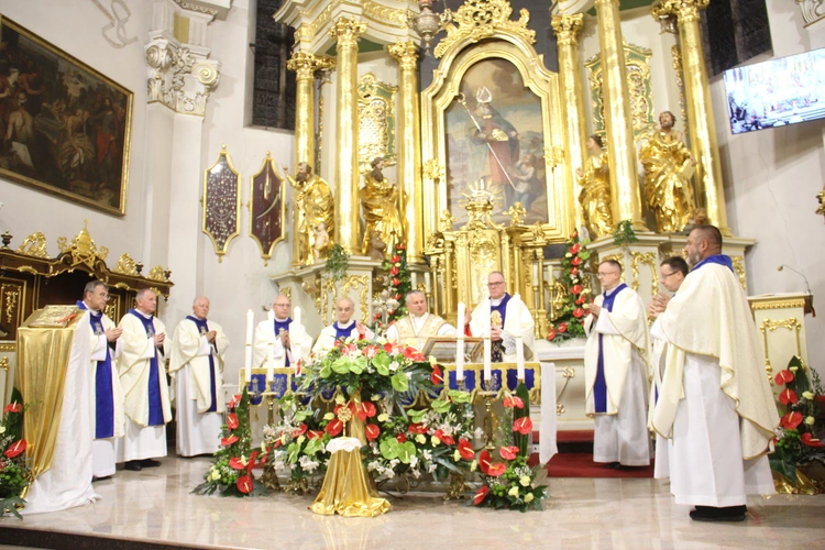 Bochnia. Rozpoczęcie Tygodnia Maryjnego i wprowadzenie relikwii bł. Jerzego Popiełuszki