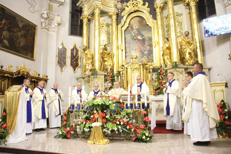 Bochnia. Rozpoczęcie Tygodnia Maryjnego i wprowadzenie relikwii bł. Jerzego Popiełuszki