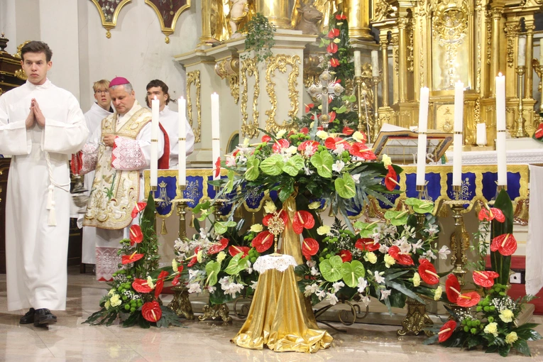 Bochnia. Rozpoczęcie Tygodnia Maryjnego i wprowadzenie relikwii bł. Jerzego Popiełuszki