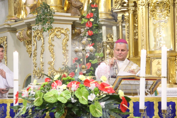 Bochnia. Rozpoczęcie Tygodnia Maryjnego i wprowadzenie relikwii bł. Jerzego Popiełuszki