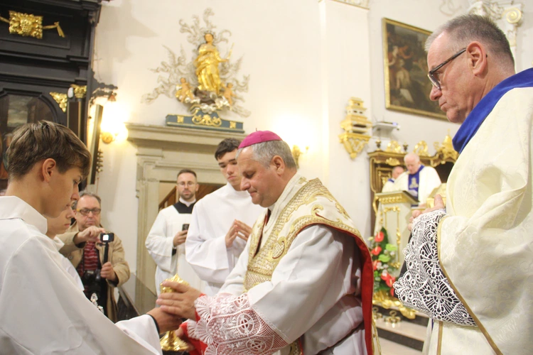 Bochnia. Rozpoczęcie Tygodnia Maryjnego i wprowadzenie relikwii bł. Jerzego Popiełuszki