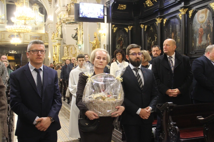 Bochnia. Rozpoczęcie Tygodnia Maryjnego i wprowadzenie relikwii bł. Jerzego Popiełuszki