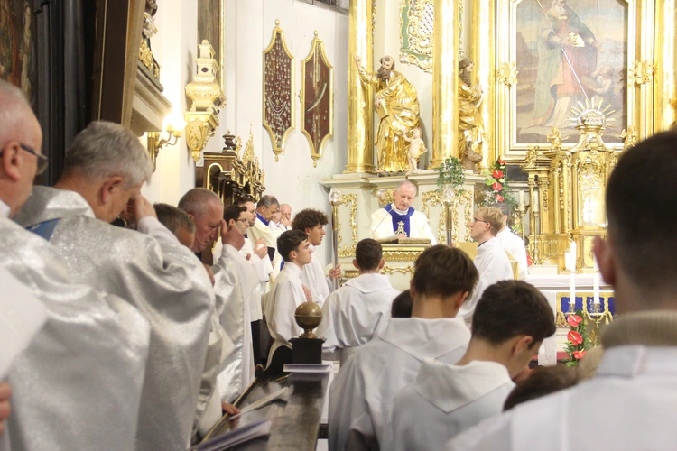 Bochnia. Rozpoczęcie Tygodnia Maryjnego i wprowadzenie relikwii bł. Jerzego Popiełuszki