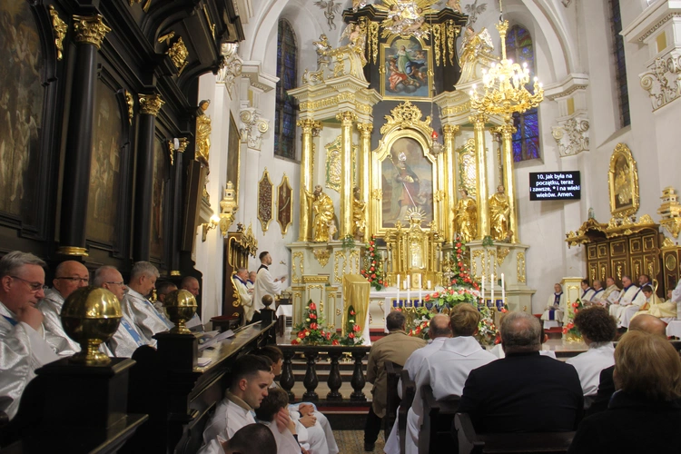 Bochnia. Rozpoczęcie Tygodnia Maryjnego i wprowadzenie relikwii bł. Jerzego Popiełuszki