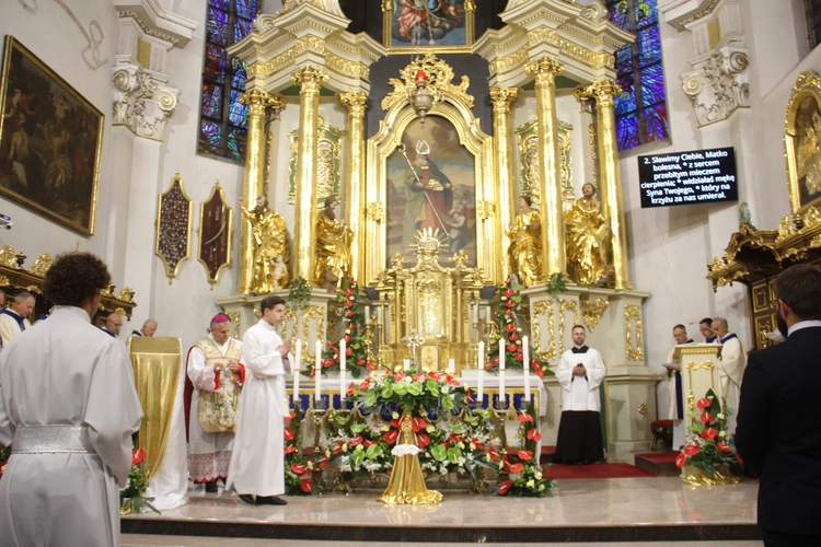 Bochnia. Rozpoczęcie Tygodnia Maryjnego i wprowadzenie relikwii bł. Jerzego Popiełuszki