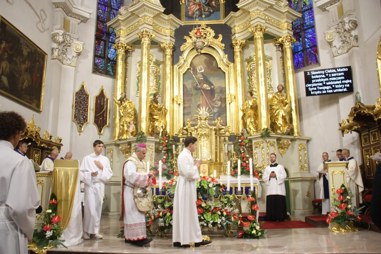 Bochnia. Rozpoczęcie Tygodnia Maryjnego i wprowadzenie relikwii bł. Jerzego Popiełuszki