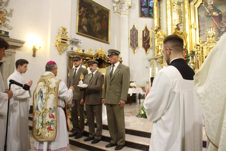 Bochnia. Rozpoczęcie Tygodnia Maryjnego i wprowadzenie relikwii bł. Jerzego Popiełuszki