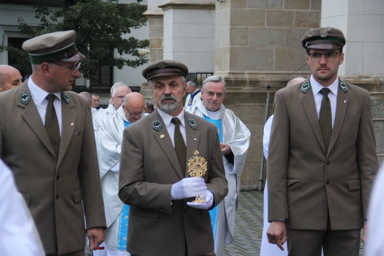 Bochnia. Rozpoczęcie Tygodnia Maryjnego i wprowadzenie relikwii bł. Jerzego Popiełuszki