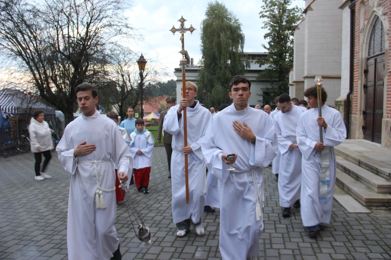 Bochnia. Rozpoczęcie Tygodnia Maryjnego i wprowadzenie relikwii bł. Jerzego Popiełuszki