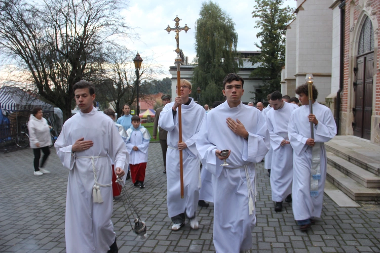 Bochnia. Rozpoczęcie Tygodnia Maryjnego i wprowadzenie relikwii bł. Jerzego Popiełuszki