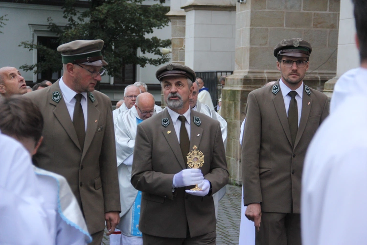 Bochnia. Rozpoczęcie Tygodnia Maryjnego i wprowadzenie relikwii bł. Jerzego Popiełuszki