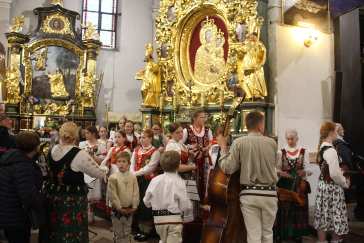 Bochnia. Rozpoczęcie Tygodnia Maryjnego i wprowadzenie relikwii bł. Jerzego Popiełuszki